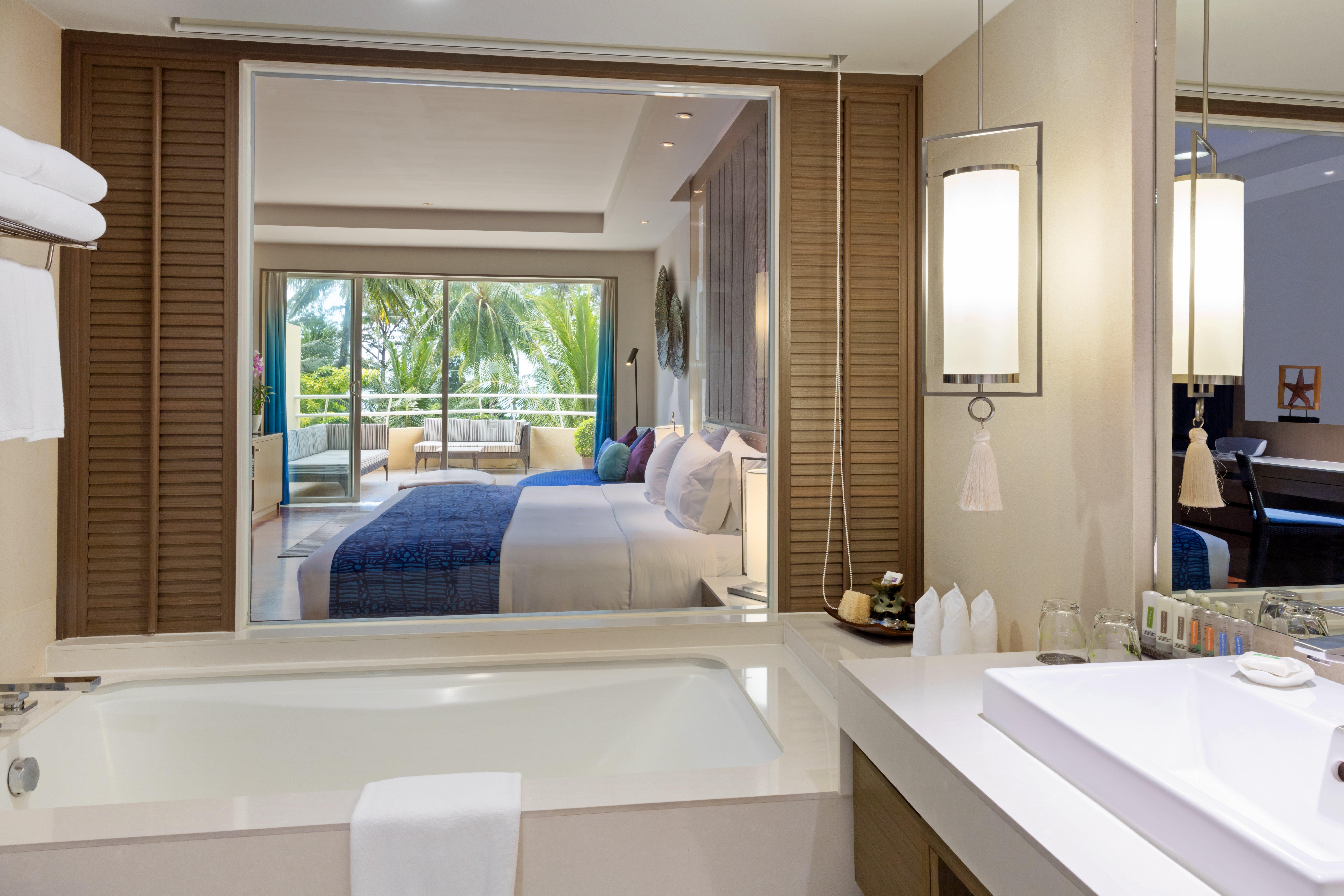 Suite Lit King-Size avec Balcon Meublé - Vue sur Piscine