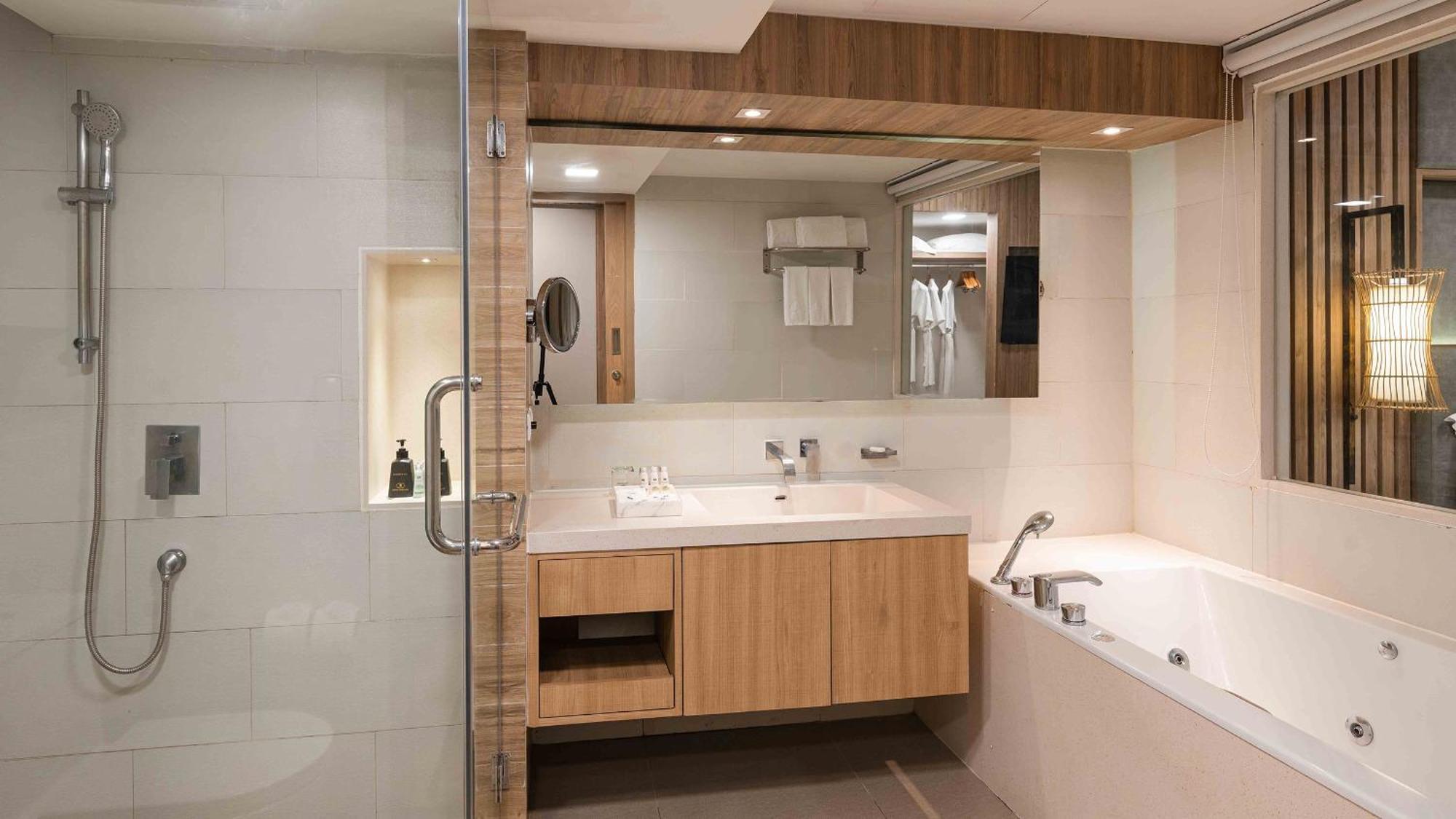 Chambre Familiale avec Accès à la Piscine