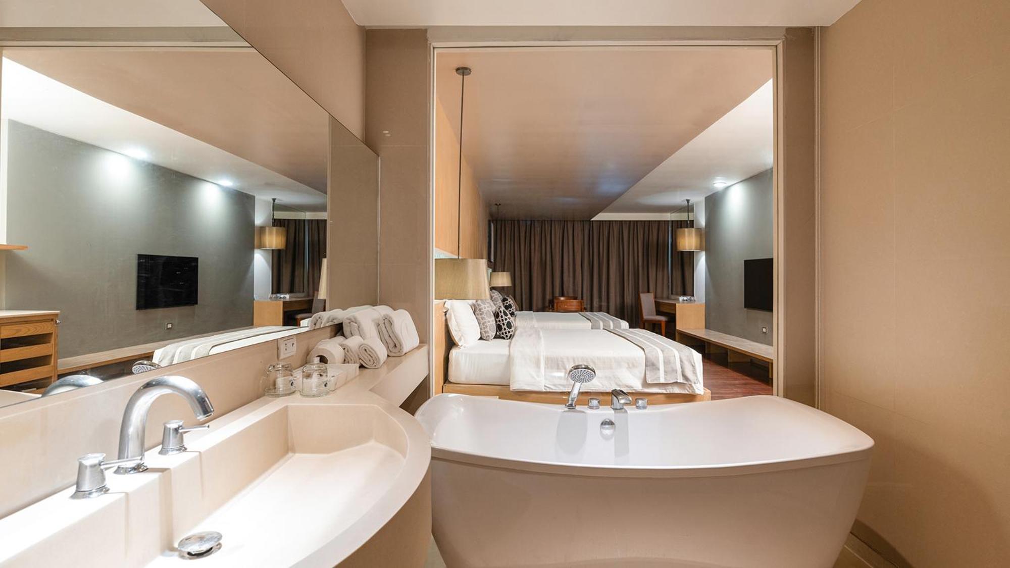 Grand Hébergement Deluxe Sunset - Accès Piscine