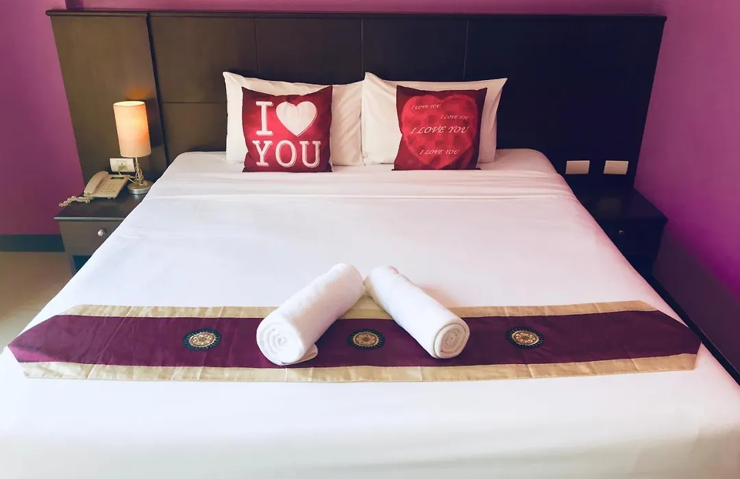 Hollywood Inn Love-1